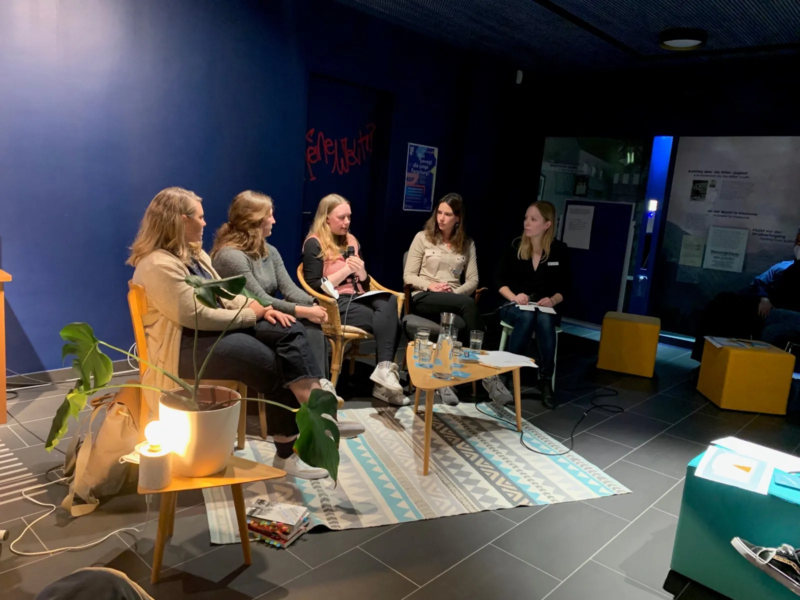 Podium bei der Veranstaltung "Junge Forschung" im ZeitZentrum Zivilcourage
